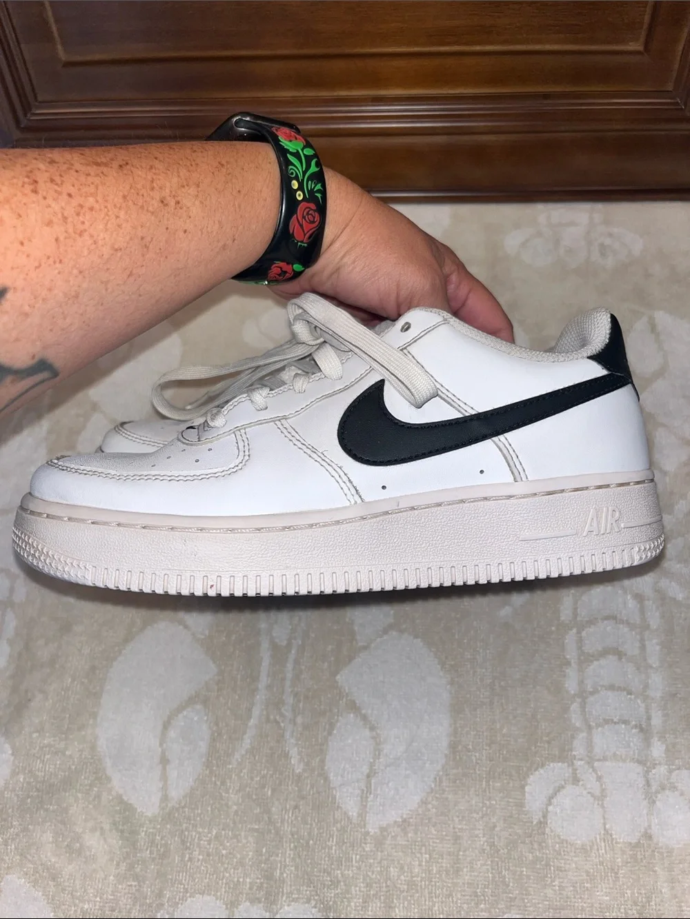 Nike Air Force 1 '07 Low sneakers a white leather upper, black Nike youth, 4.5Y